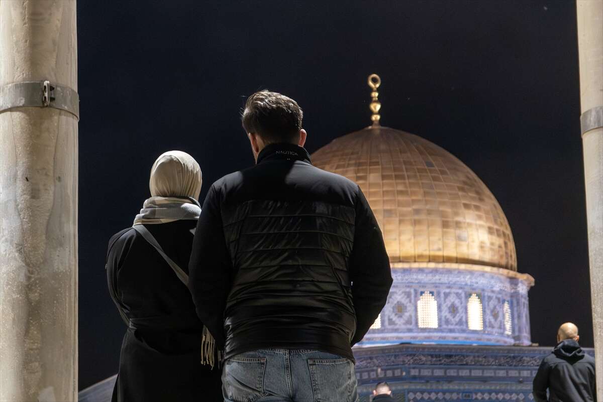 Mescid-i Aksa 41 gün sonra ibadete açıldı, Filistinliler şükür secdesine kapandı 26